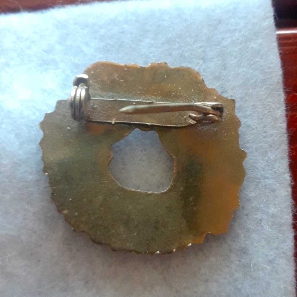 Festive Wreath Brooch with Gold Tone and Green Accents - Picture 4 of 4